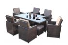Flott spisebord med glassbord og seks stoler i rotting med fine brune puter. Hagemøblene er brunmix farge og det står blomster på bordet. SparMax